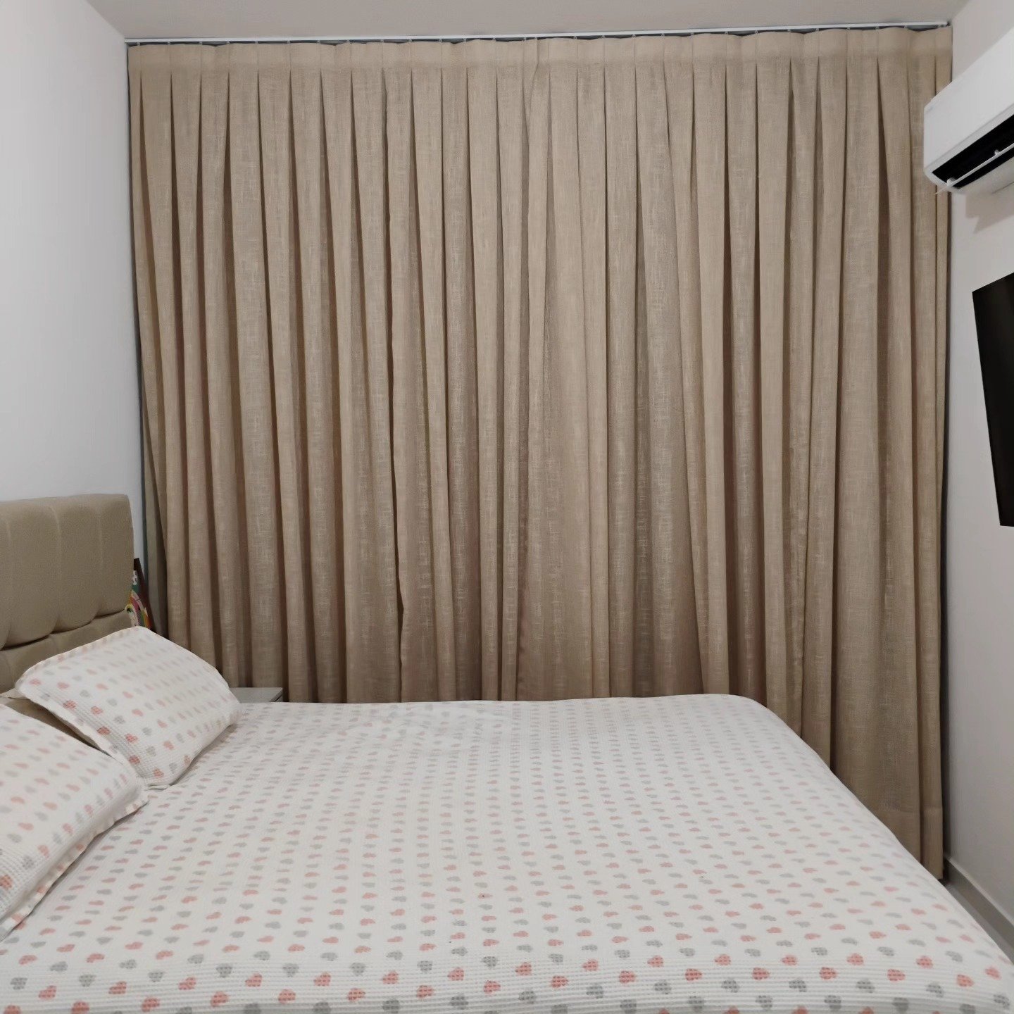 Cortina de linho bege em quarto