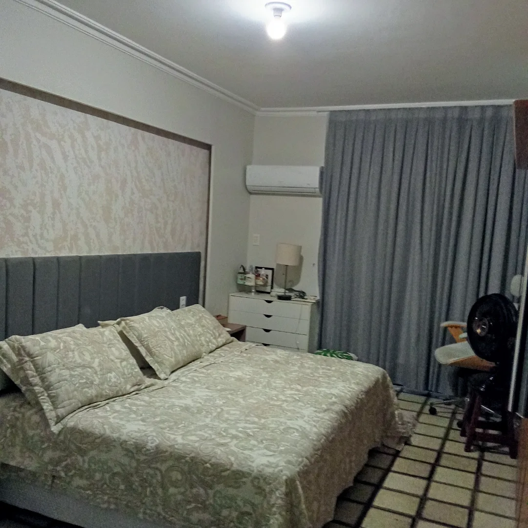 Cortina de linho cinza em quarto de casal