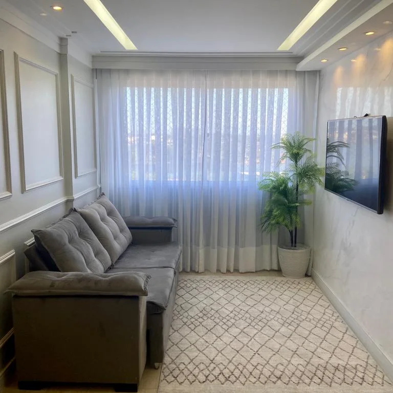 Sala ampla com cortina vual branca sob medida Realcy