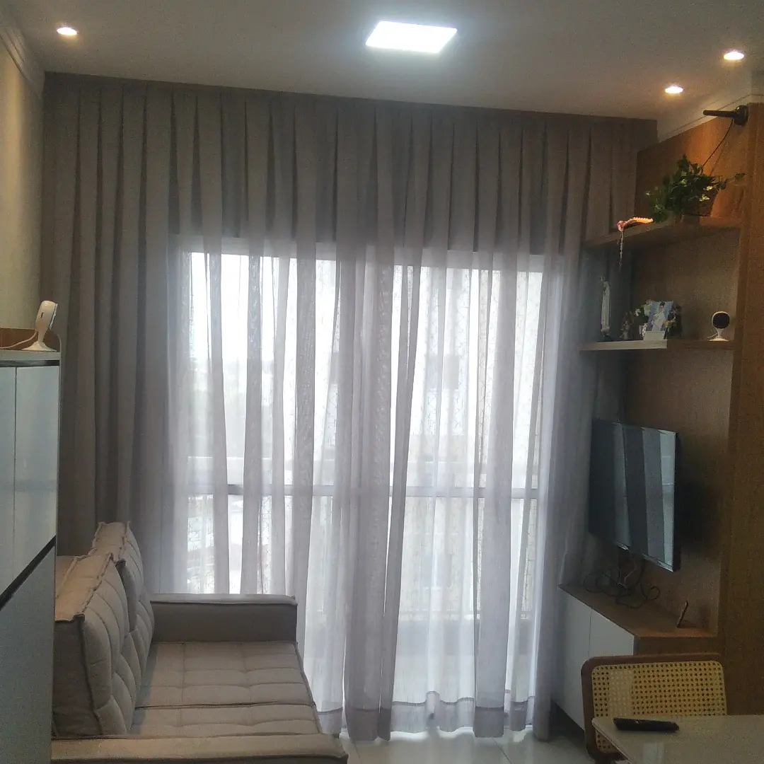 Cortina vual cinza em sala de TV