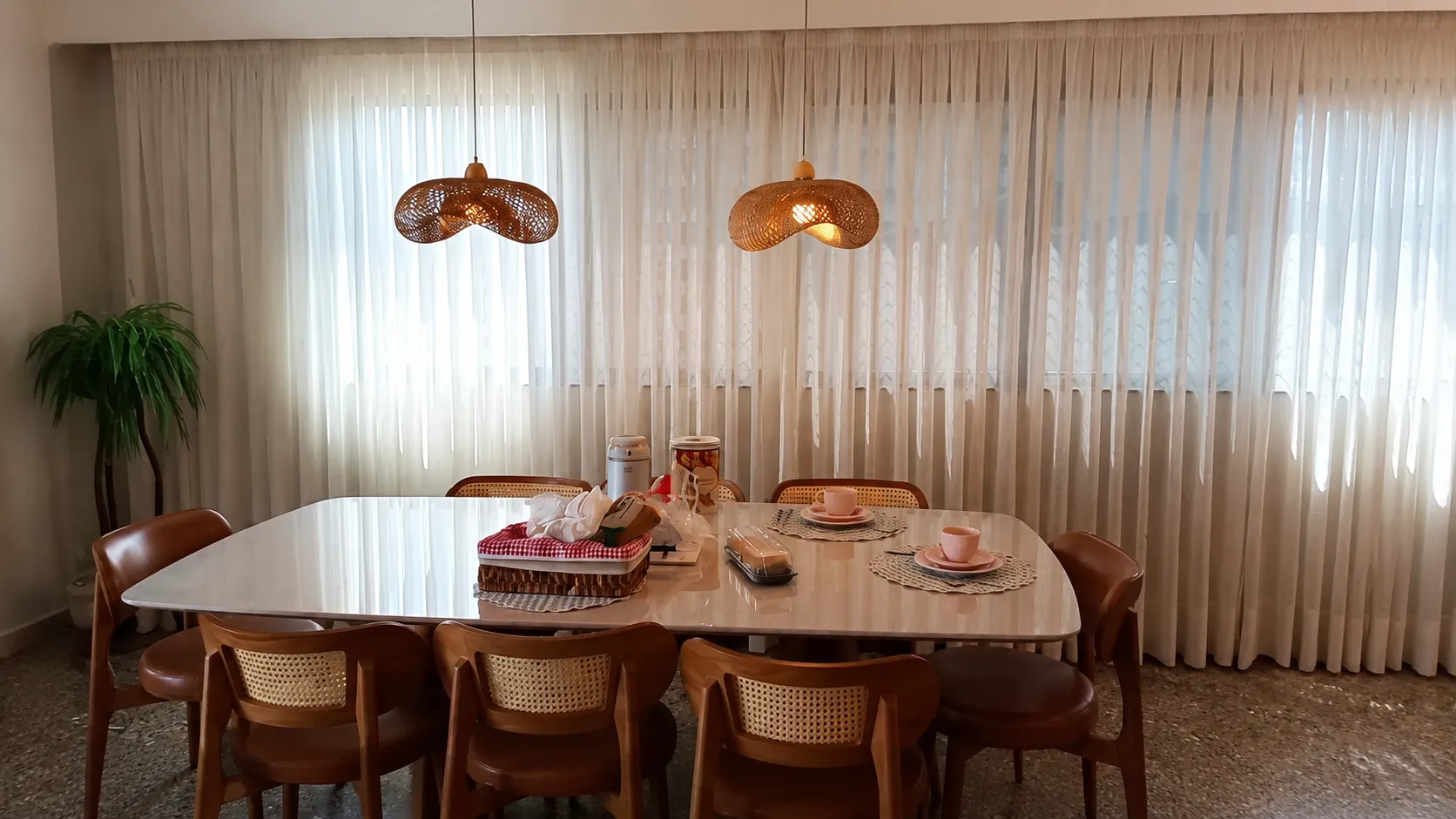 Sala de jantar com cortinas sob medida