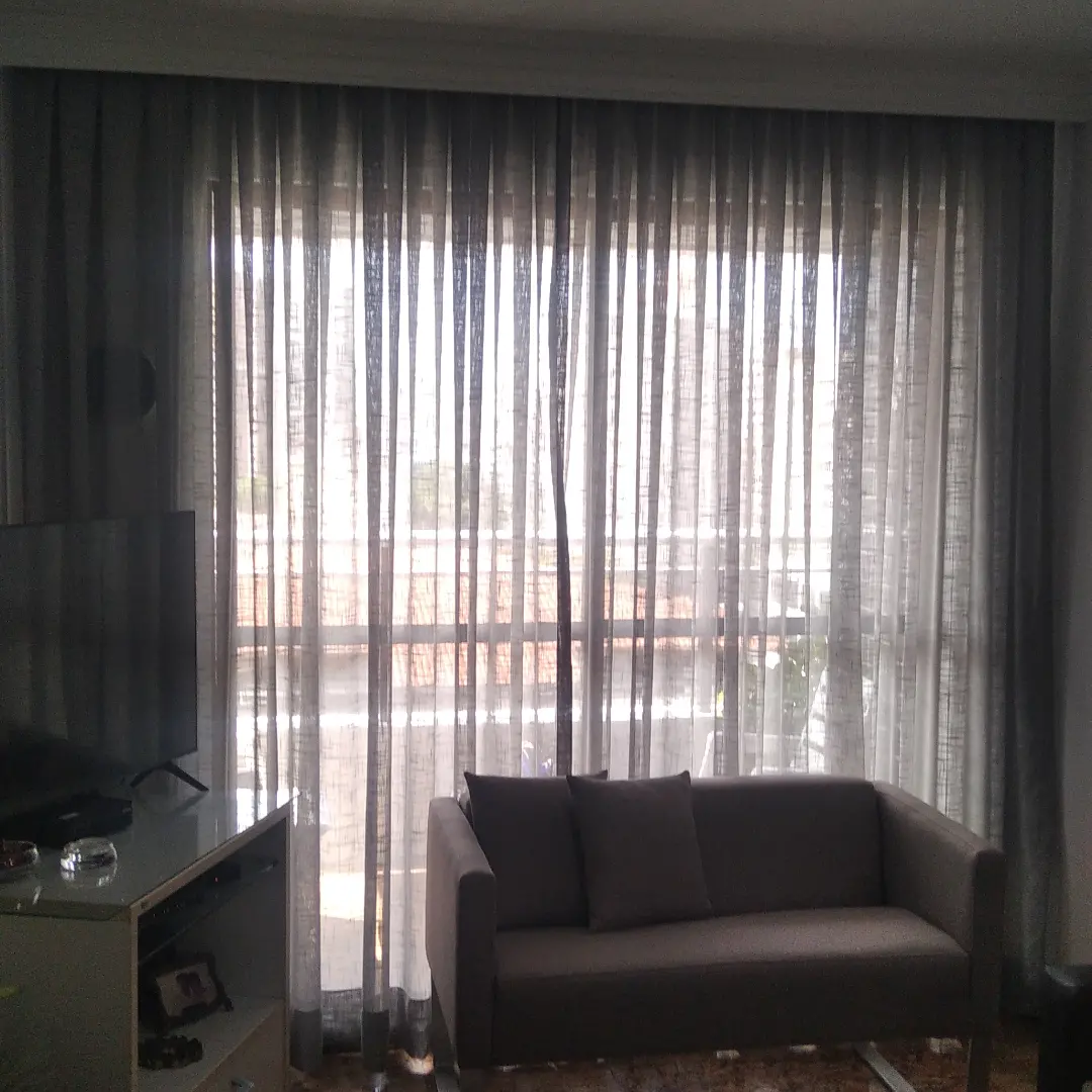 Sala de estar com cortina vual cinza