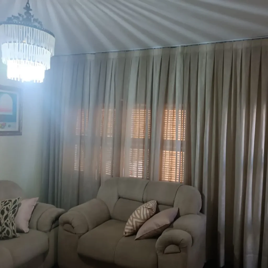 Cortina Vual Com Reposteiro Cinza Sala